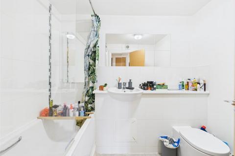 2 bedroom apartment to rent, Portal Close, Middlesex UB10