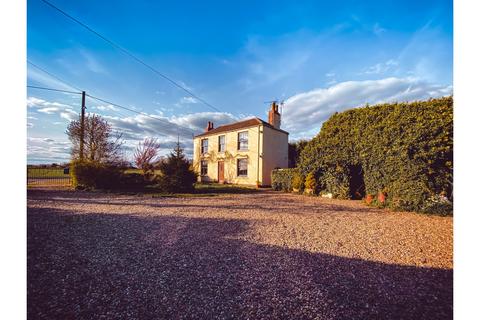 4 bedroom detached house for sale, Walkerith Road, East stockwith, DN21