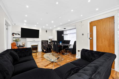 3 bedroom terraced house for sale, Bysouth Close, Ilford, IG5