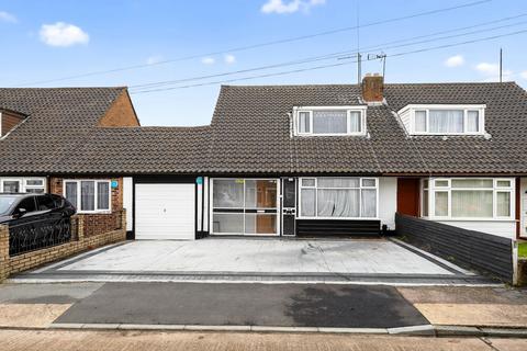3 bedroom terraced house for sale, Bysouth Close, Ilford, IG5
