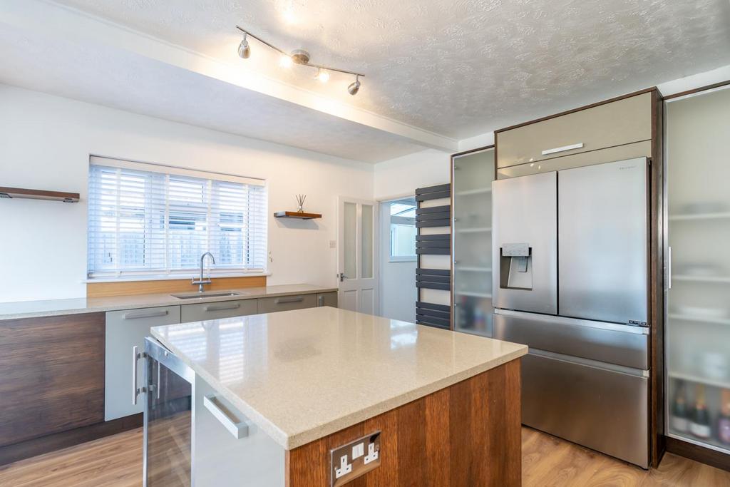 Kitchen (2).jpg