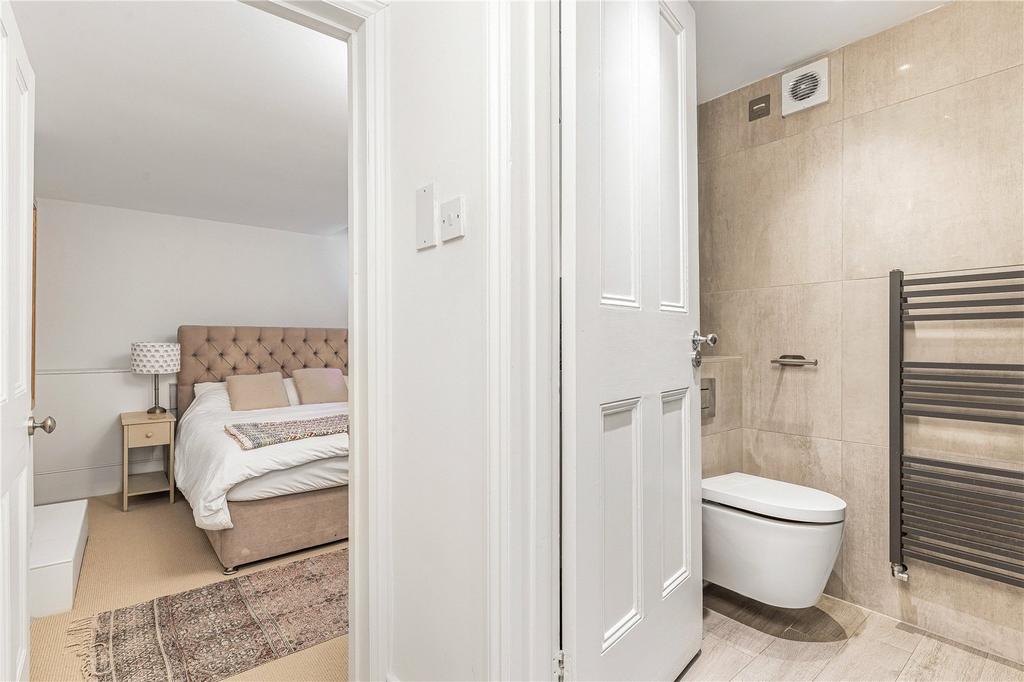 Bedroom/Bathroom