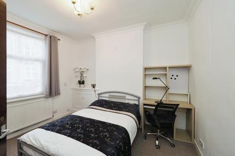 4 bedroom end of terrace house for sale, Avenue Road Extension, Leicester, LE2