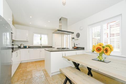 4 bedroom detached house for sale, Hunters Field, Chippenham, SN14