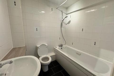 2 bedroom flat to rent, Tinsley Lane, Three Bridges, Crawley