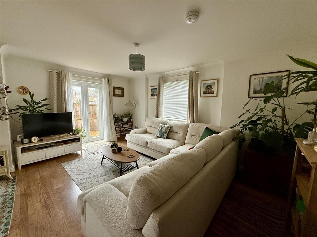 Lounge/Dining Room: