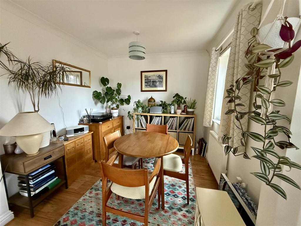 Lounge/Dining Room: