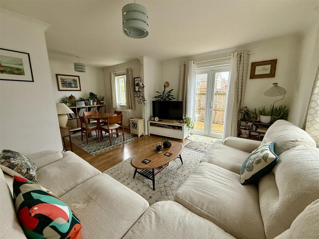 Lounge/Dining Room: