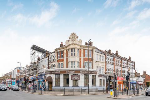 2 bedroom flat to rent, High Road, Finchley, London, N12