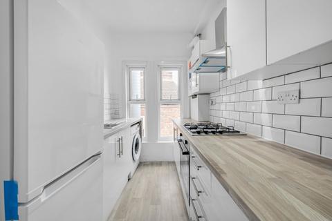2 bedroom flat to rent, High Road, Finchley, London, N12