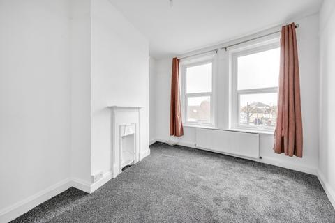 2 bedroom flat to rent, High Road, Finchley, London, N12