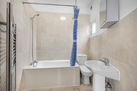 2 bedroom flat to rent, High Road, Finchley, London, N12