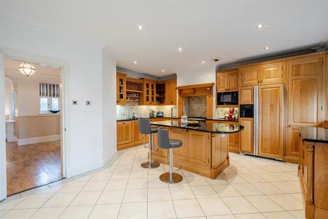 3 bedroom apartment for sale, Eyhurst Park. Outwood Lane, Kingswood