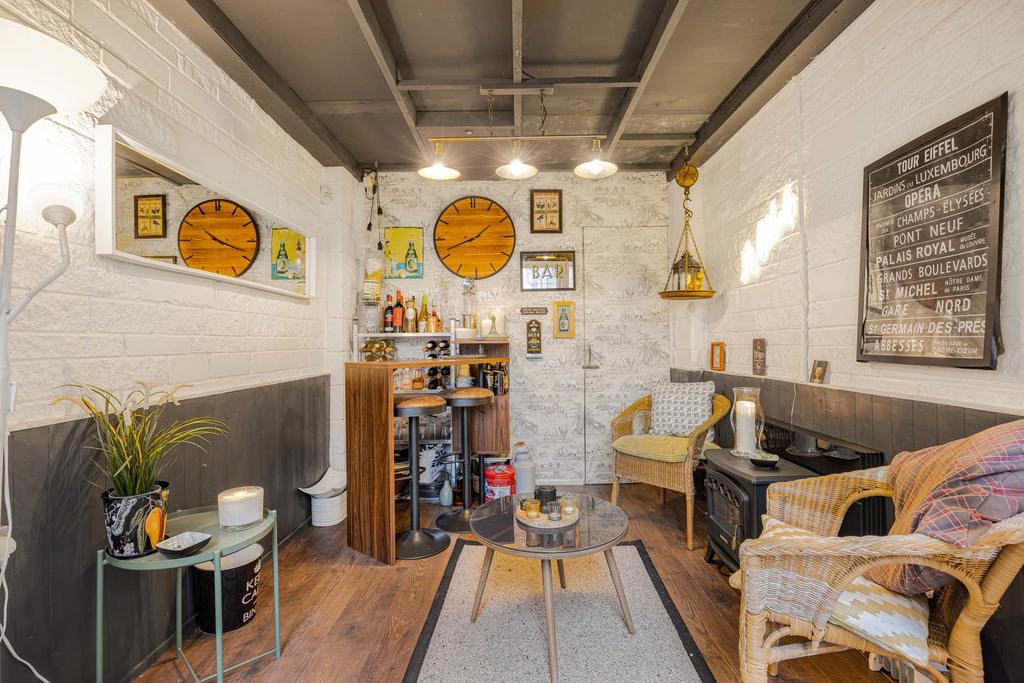 Outdoor Office/Bar
