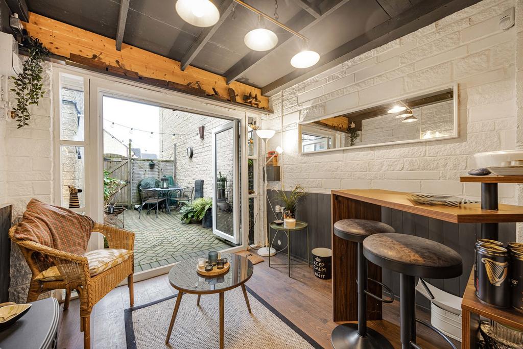 Outdoor office/Bar