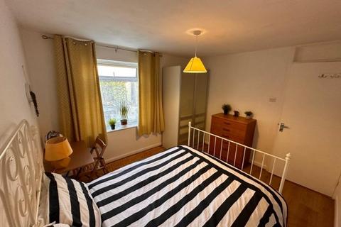 3 bedroom house share to rent, Clement Close