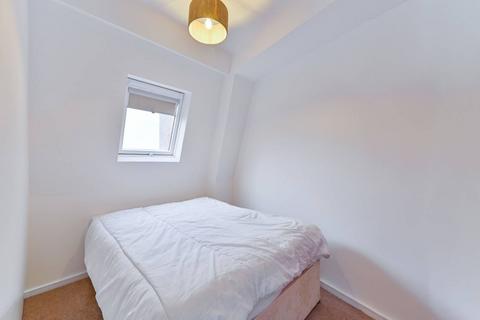 3 bedroom flat to rent, Falcon Mews, Clapham Junction, London, SW11