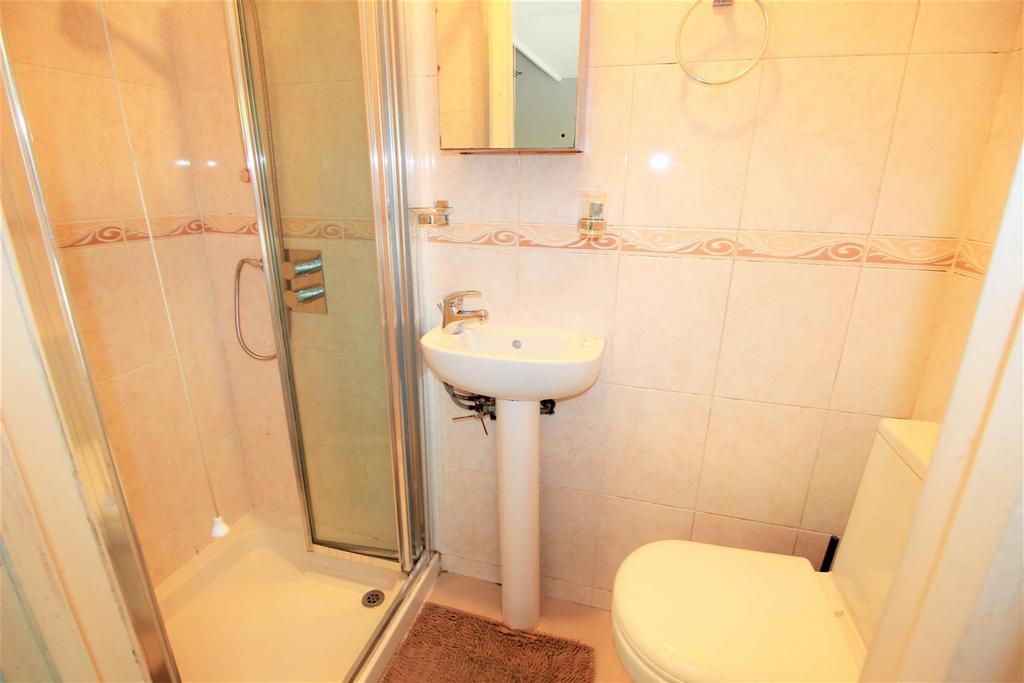 B2 ensuite.JPG