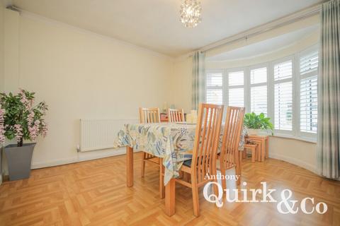 4 bedroom detached bungalow for sale, Laars Avenue, Canvey Island, SS8