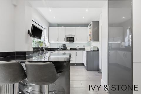 4 bedroom semi-detached house for sale, Rosedene Gardens, Ilford, Greater London, IG2