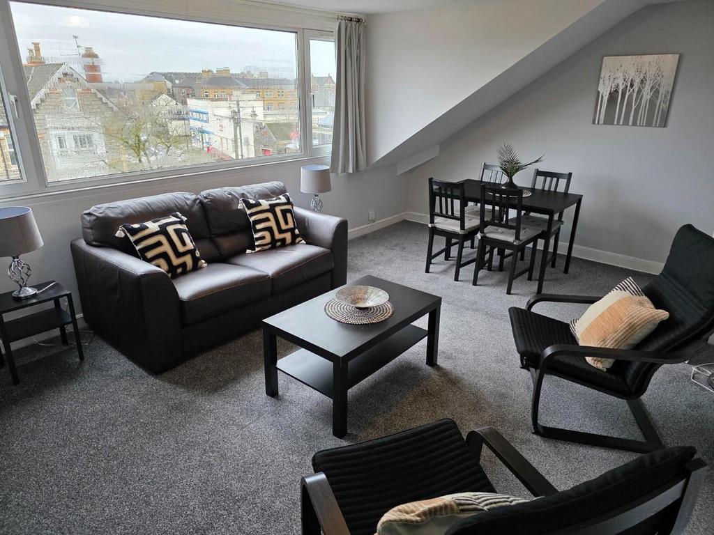 Living Room - 1.jpg