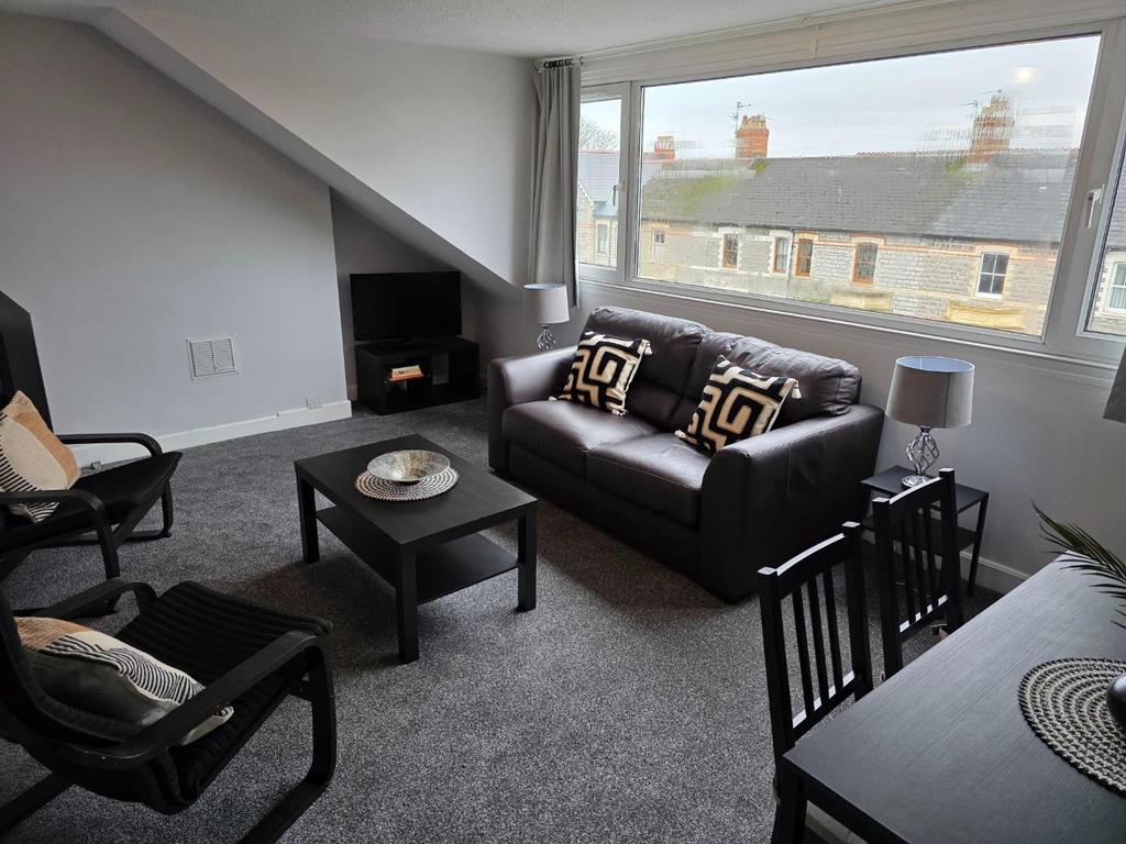 Living Room - 2.jpg