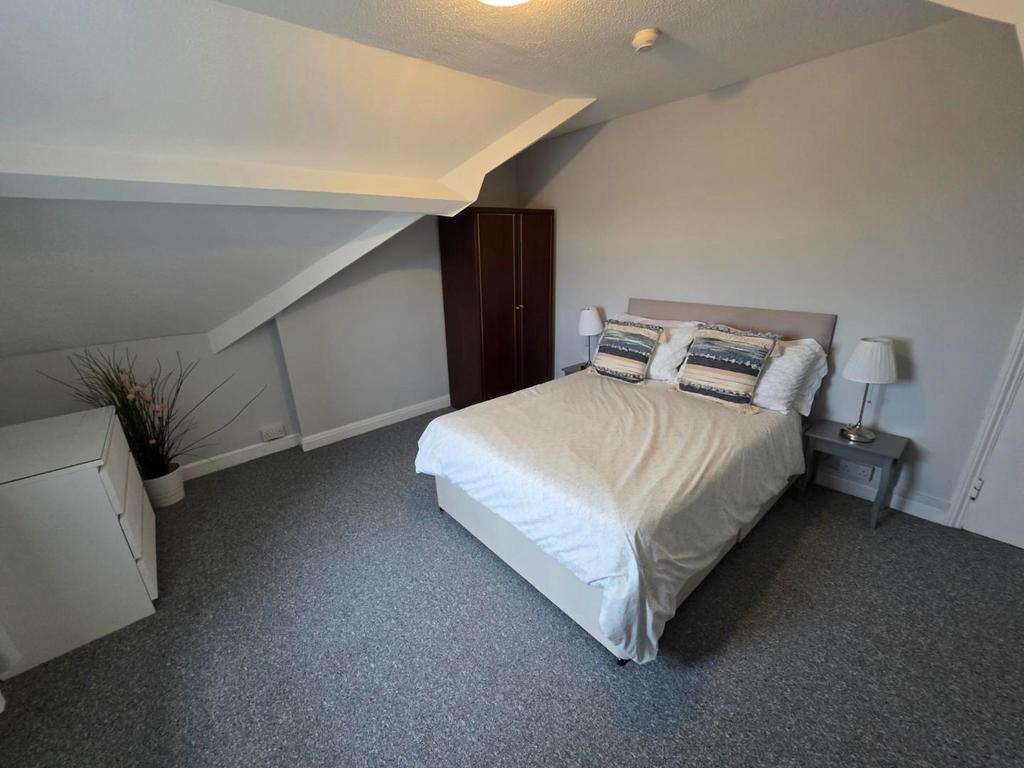 Bedroom 1 - 2.jpg
