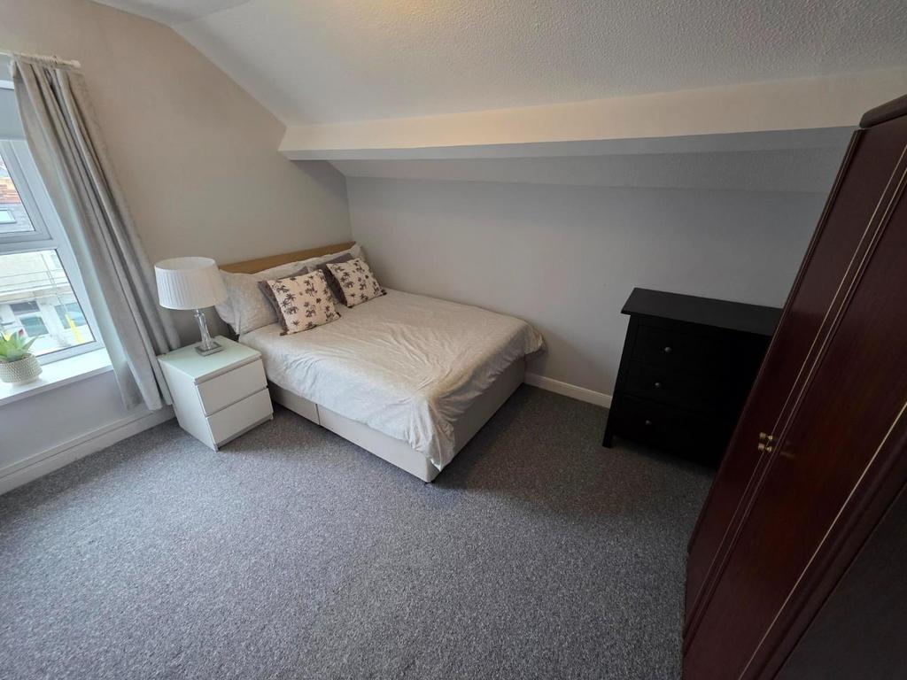 Bedroom 2 - 1.jpg