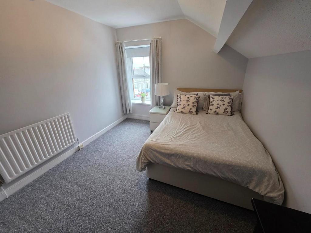 Bedroom 2 -2.jpg