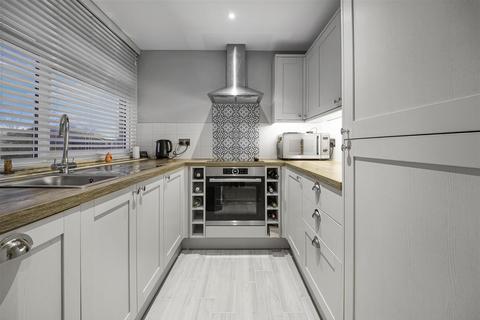 2 bedroom maisonette for sale, Old Orchard, Byfleet, West Byfleet