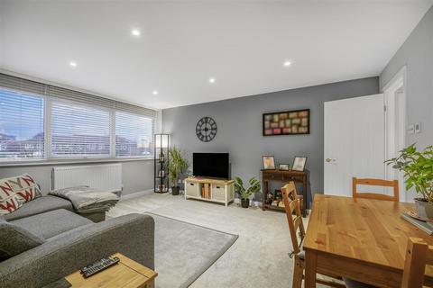 2 bedroom maisonette for sale, Old Orchard, Byfleet, West Byfleet