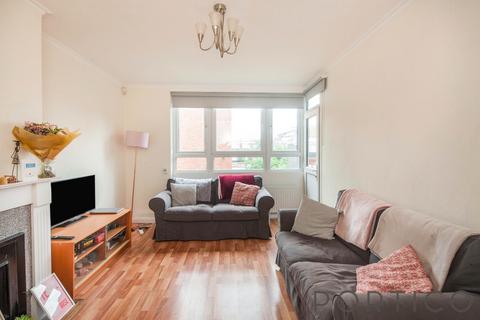 3 bedroom flat to rent, Heron House, Searles Close, London, SW11