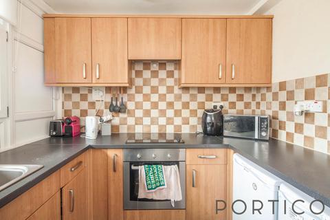 3 bedroom flat to rent, Heron House, Searles Close, London, SW11