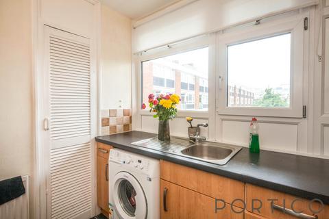 3 bedroom flat to rent, Heron House, Searles Close, London, SW11