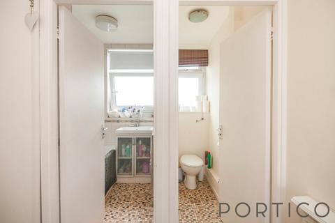 3 bedroom flat to rent, Heron House, Searles Close, London, SW11