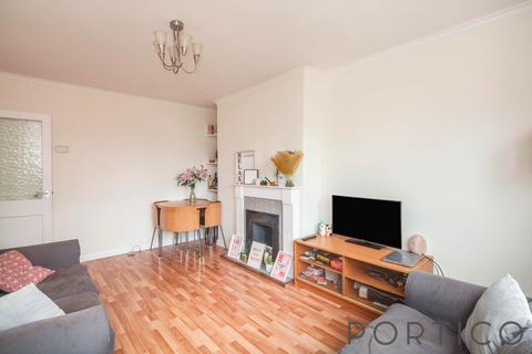 3 bedroom flat to rent, Heron House, Searles Close, London, SW11