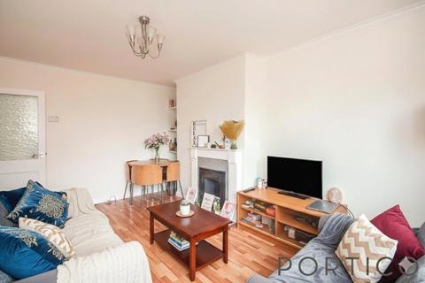 3 bedroom flat to rent, Heron House, Searles Close, London, SW11