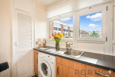3 bedroom flat to rent, Heron House, Searles Close, London, SW11