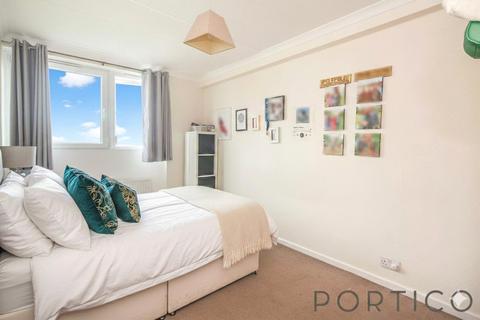 3 bedroom flat to rent, Heron House, Searles Close, London, SW11