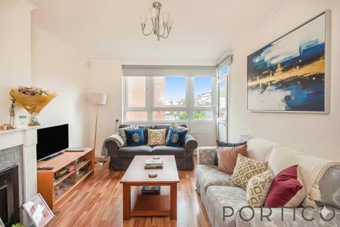 3 bedroom flat to rent, Heron House, Searles Close, London, SW11