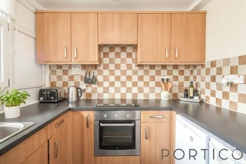 3 bedroom flat to rent, Heron House, Searles Close, London, SW11