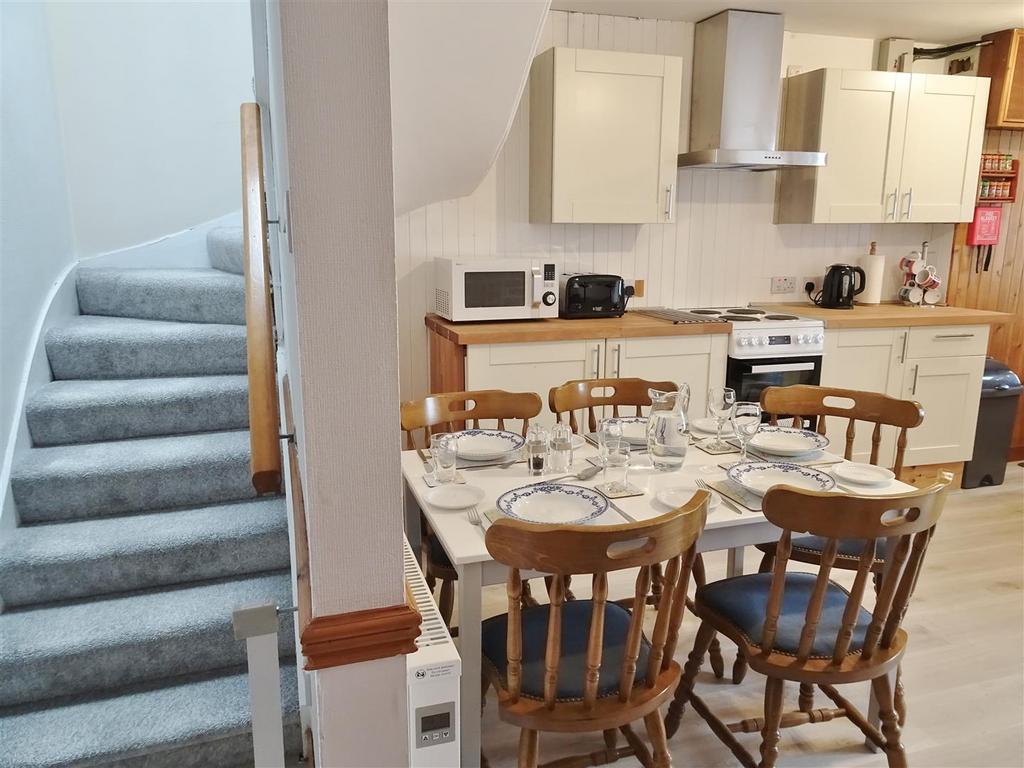Kitchen/Dining to stairs