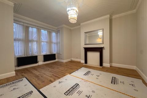 2 bedroom flat to rent, Blenheim Gardens, Willesden, NW2