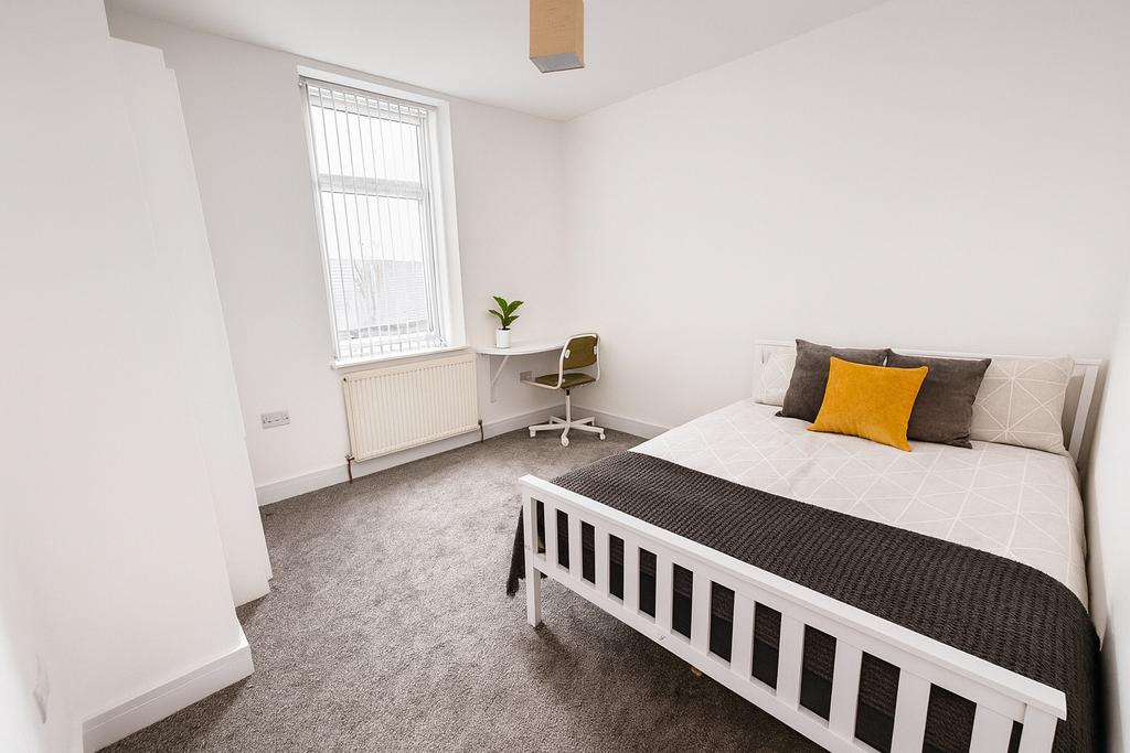 Bright, freshly decorated double bedroom with a...