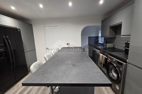 4 bedroom semi-detached house for sale, Leeds Old Road, Heckmondwike