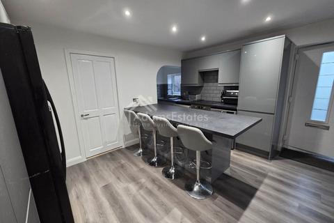 4 bedroom semi-detached house for sale, Leeds Old Road, Heckmondwike
