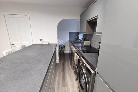 4 bedroom semi-detached house for sale, Leeds Old Road, Heckmondwike