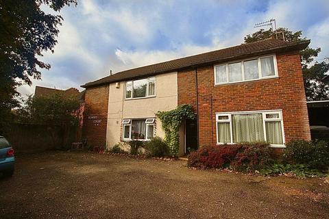 Studio to rent, Romsey Court, 75 London Road, Enfield