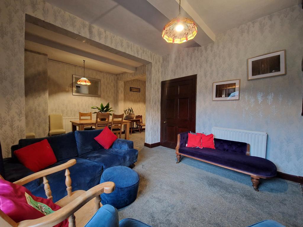 Sitting Room/ Dining Room
