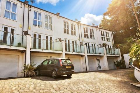 Surrey Gardens, WESTBOURNE, BH4